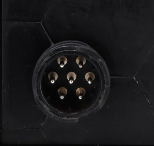 Dettaglio del connettore circolare a 7 contatti del fanale posteriore per Volvo