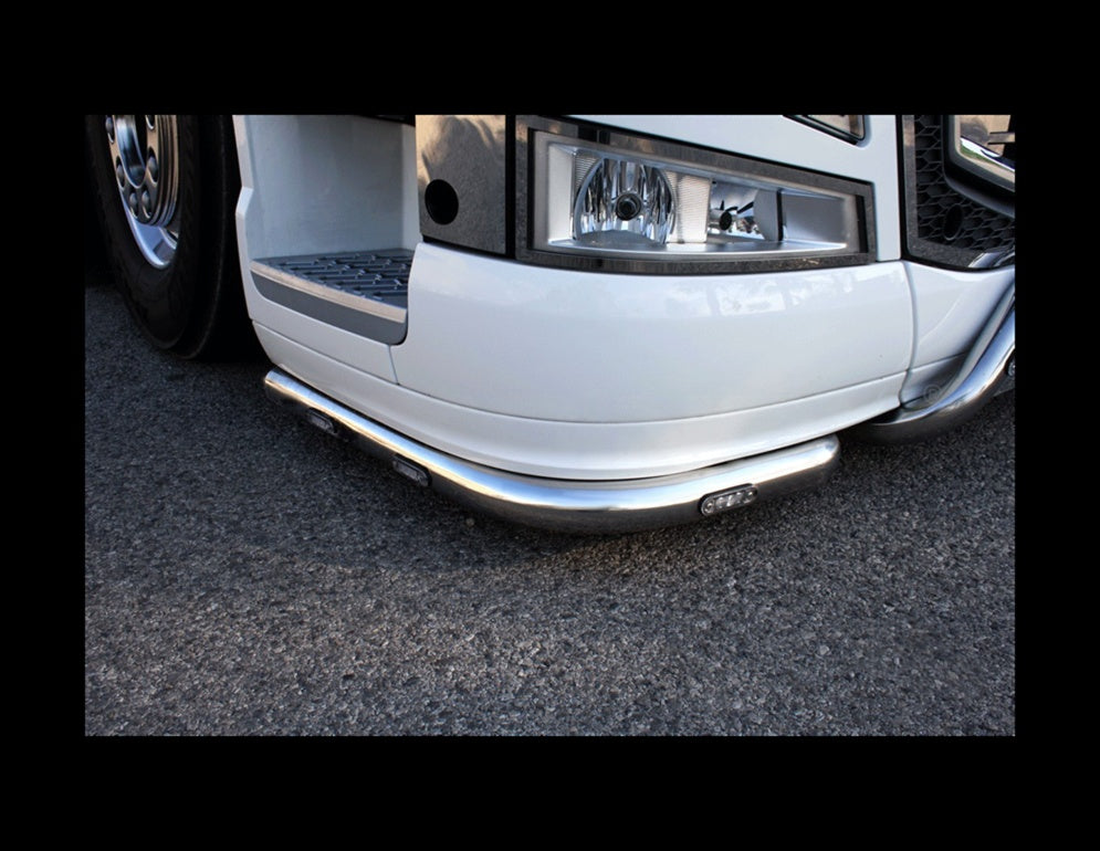 Barra paraurti inox con LED montata sotto il paraurti di Volvo FH4 bianco, dettaglio laterale