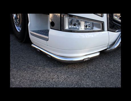 Barra paraurti inox con LED montata sotto il paraurti di Volvo FH4 bianco, dettaglio laterale