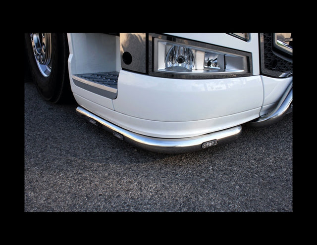 Barra paraurti inox con LED montata sotto il paraurti di Volvo FH4 bianco, dettaglio laterale